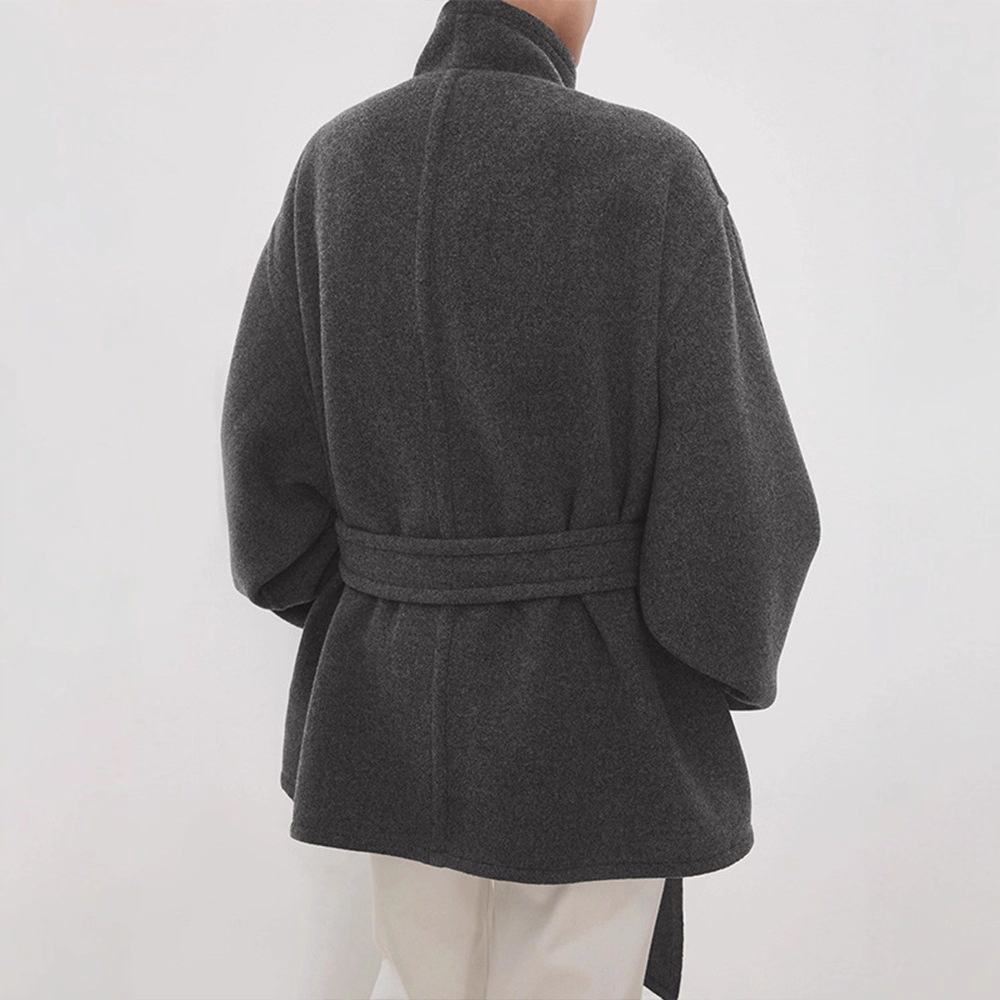 Cappotto di lana a collo alto in stile retrò