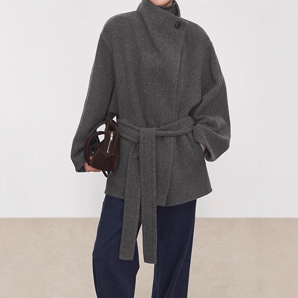 Cappotto di lana a collo alto in stile retrò