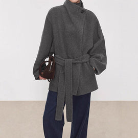 Cappotto di lana a collo alto in stile retrò