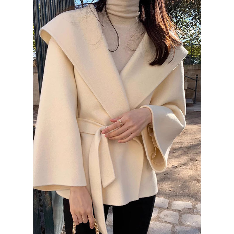 Giacca con cappuccio, casual ed elegante, con un solo bottone.