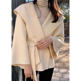 Giacca con cappuccio, casual ed elegante, con un solo bottone.