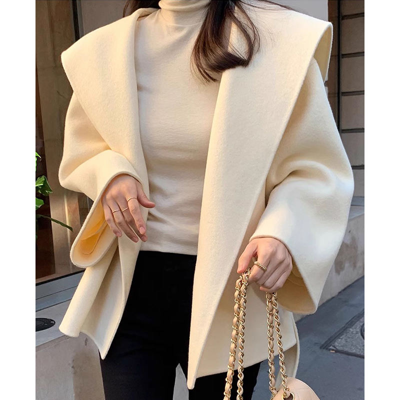 Giacca con cappuccio, casual ed elegante, con un solo bottone.