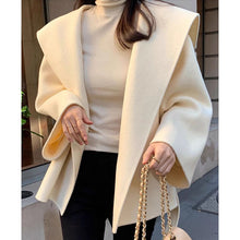 Carica l'immagine nel visualizzatore di Gallery, Giacca con cappuccio, casual ed elegante, con un solo bottone.