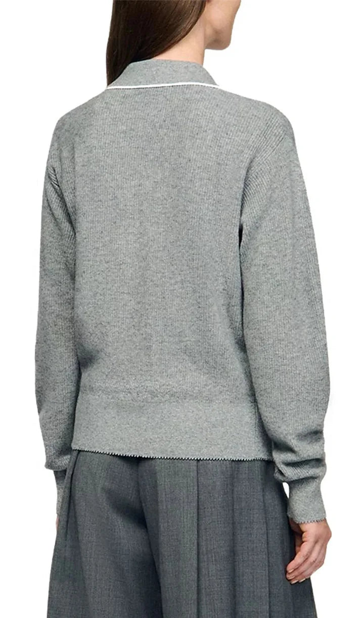 Maglione con scollo aperto e bordi a blocchi di colore.