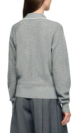 Maglione con scollo aperto e bordi a blocchi di colore.