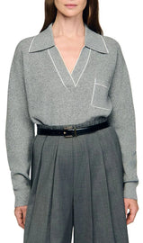 Maglione con scollo aperto e bordi a blocchi di colore.